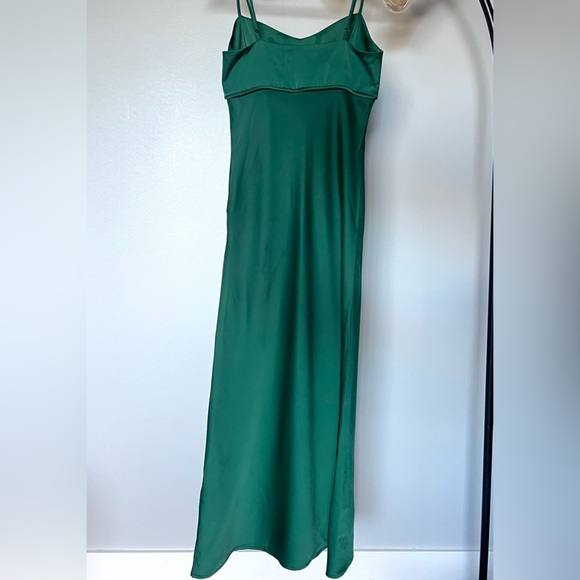 Beautiful emerald satin slip dress with tailored chest detail ✨ - Picture 3 of 11